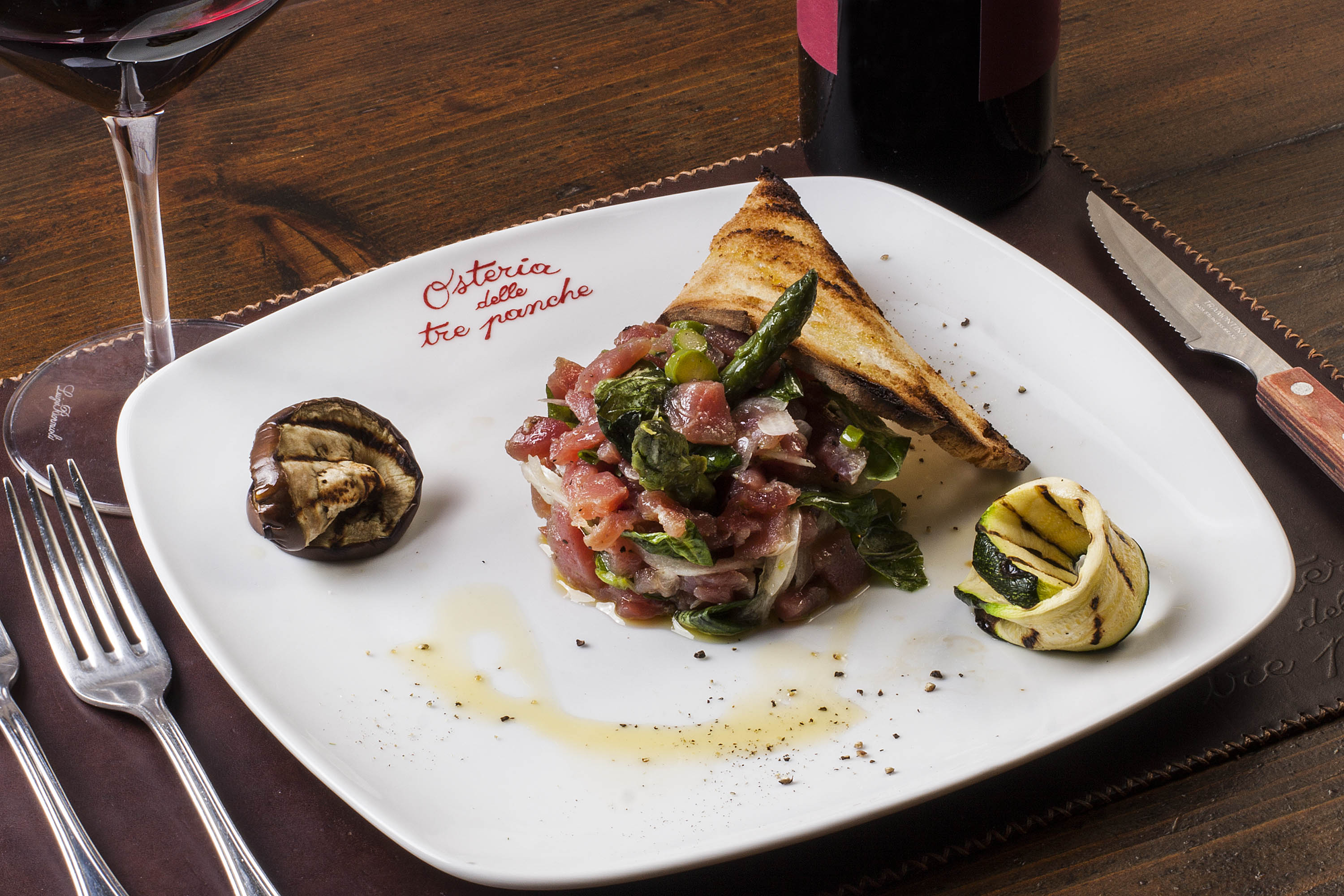 Tartare di tonno con asparagi freschi Tartare di tonno con asparagi freschi